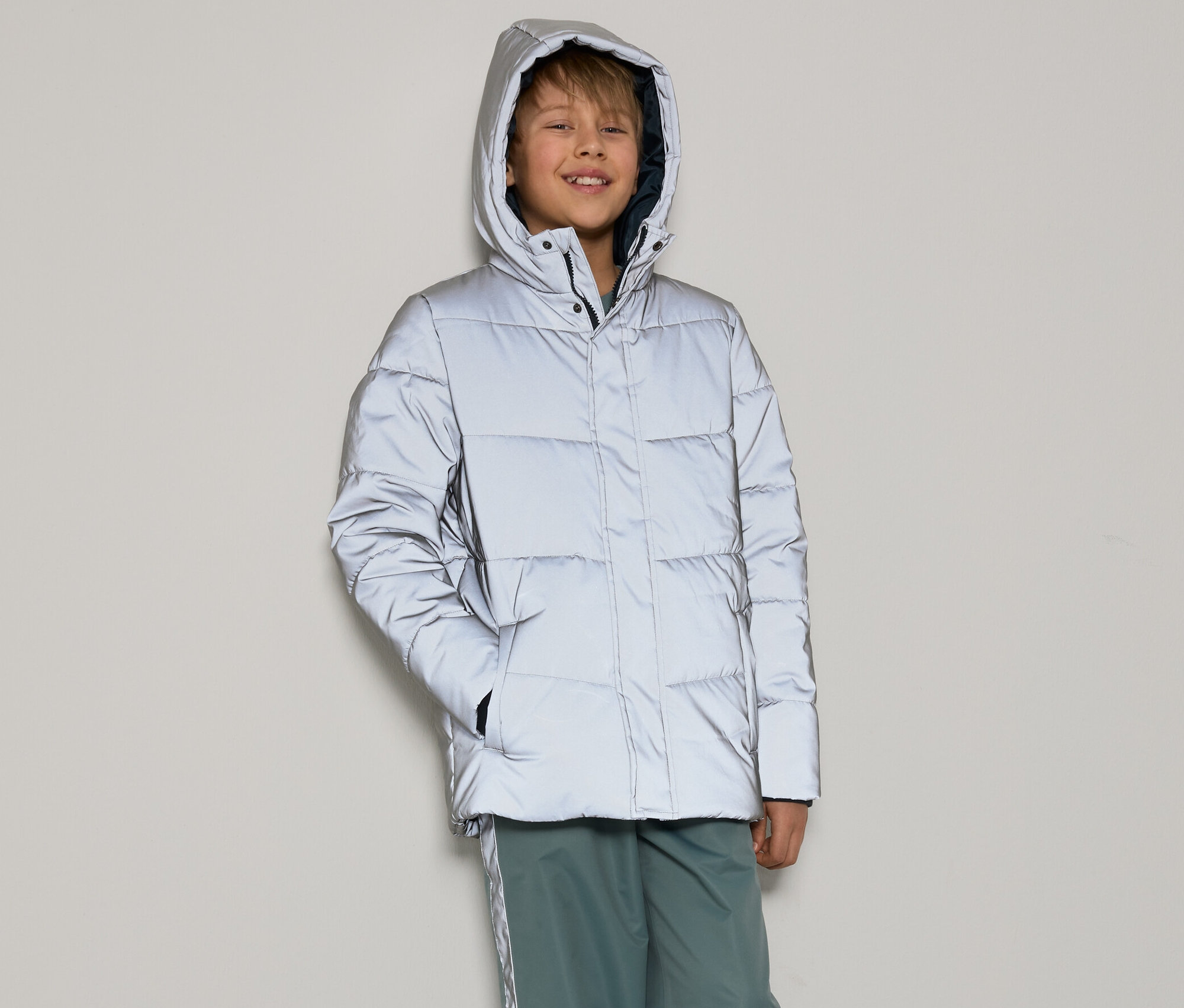 Junge trägt reflektierende Kinder-Steppjacke.