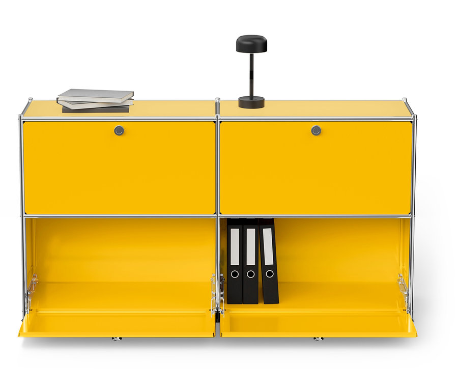 Gelbes Regal mit zwei Fächern, Büchern, Lampe und Ordnern.