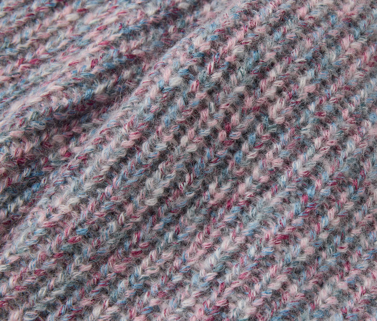 Nahaufnahme einer Kinder-Strickjacke mit RWS-zertifizierter Wolle.