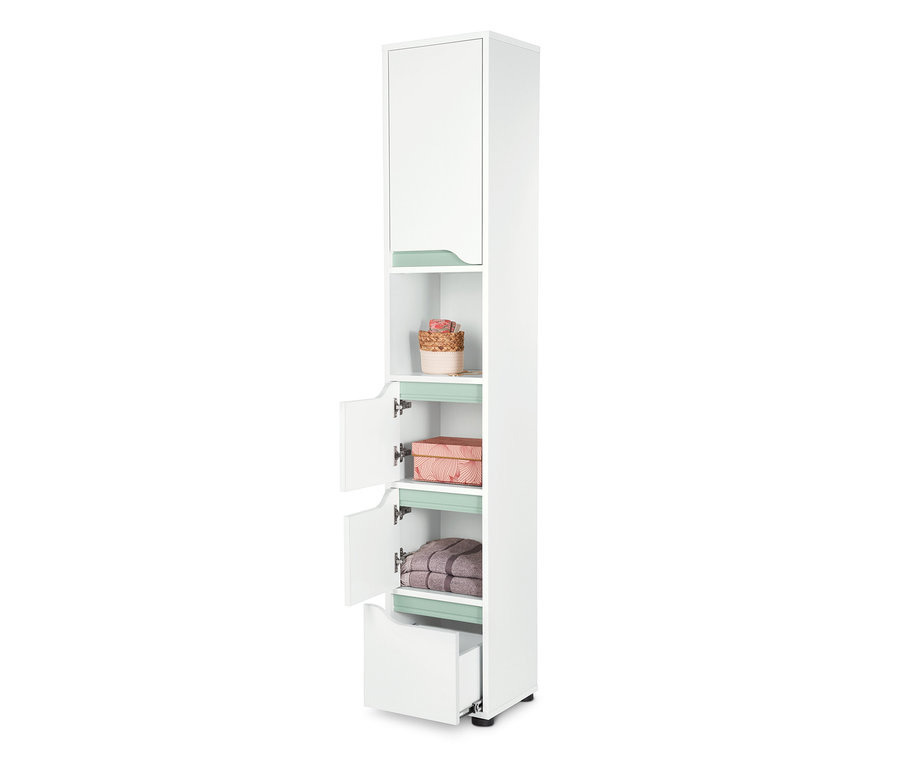 Ein schmaler, weißer Bad-Hochschrank mit offenen Türen und einer Schublade. In den Regalen befinden sich ein Aufbewahrungskorb, eine Schachtel und Handtücher.