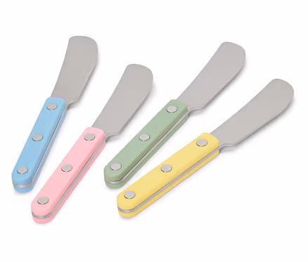 Vier Buttermesser mit farbigen Griffen (blau, rosa, grün und gelb).