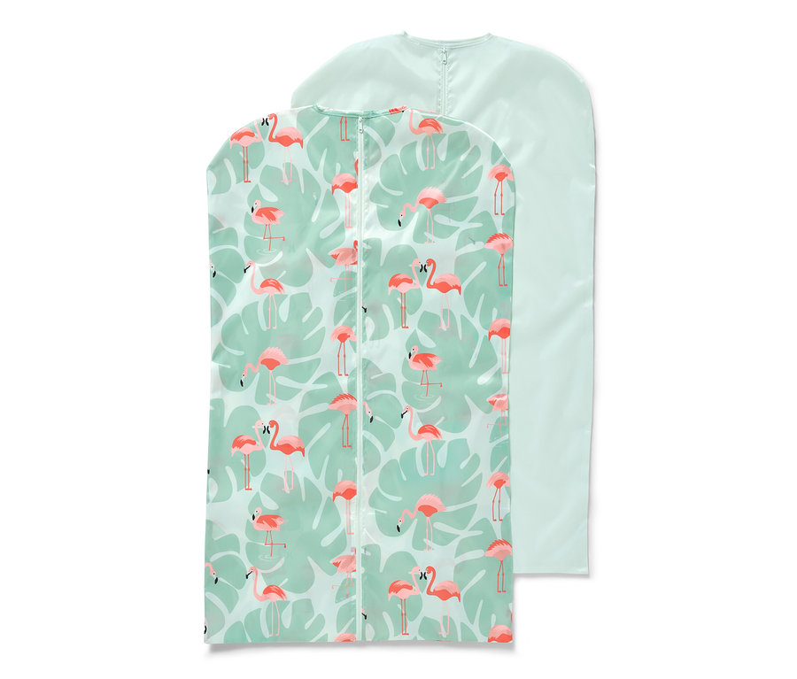 Zwei Kleiderschutzhüllen. Eine hellgrün mit Flamingo- und Blättermuster, die andere hellgrün.