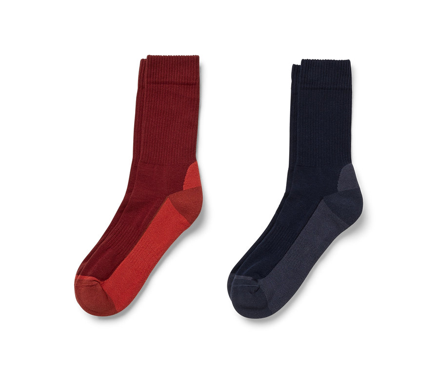Zwei Paar Outdoor-Socken: ein Paar ist bordeauxrot und rot, das andere Paar ist dunkelblau und grau.