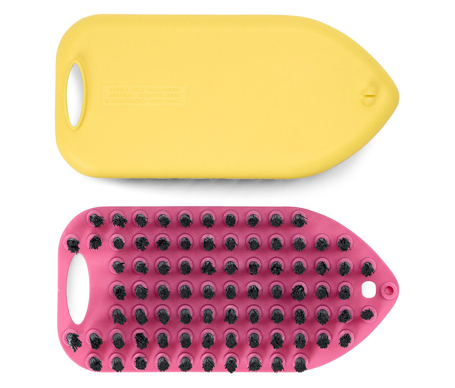 Gelbe Bürstenunterlage liegt über einer pinken Bürstenunterlage mit schwarzen Borsten.