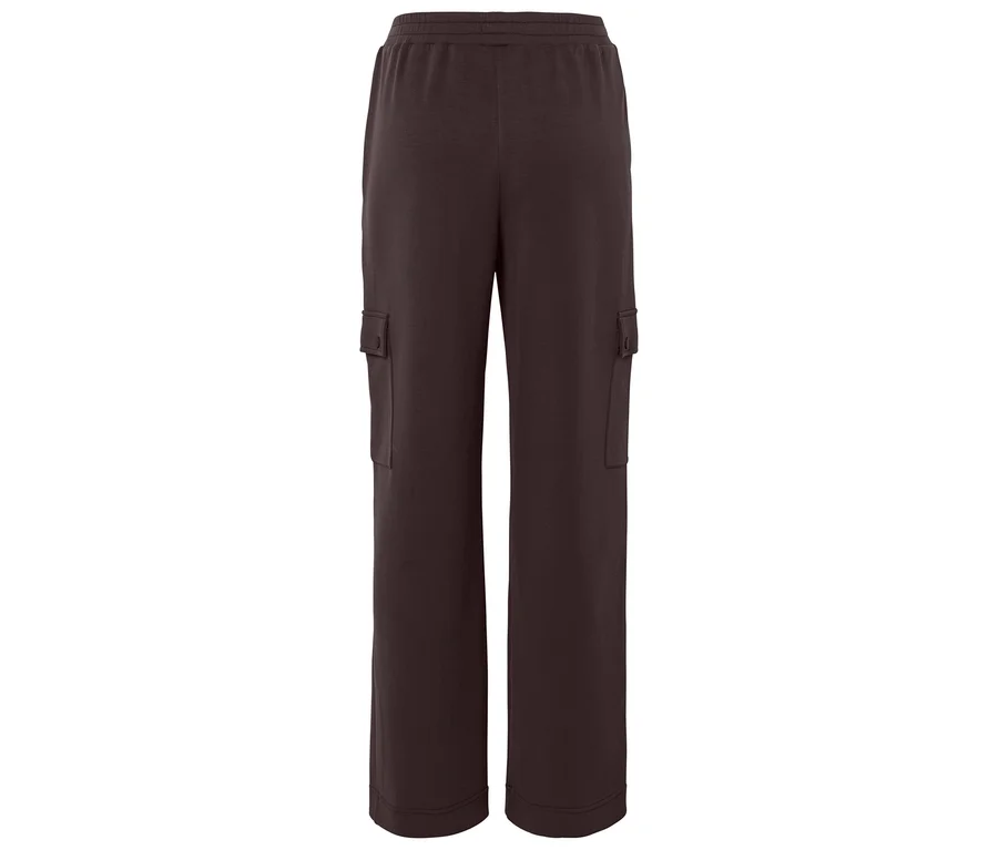 Braune Cargohose mit elastischem Bund.