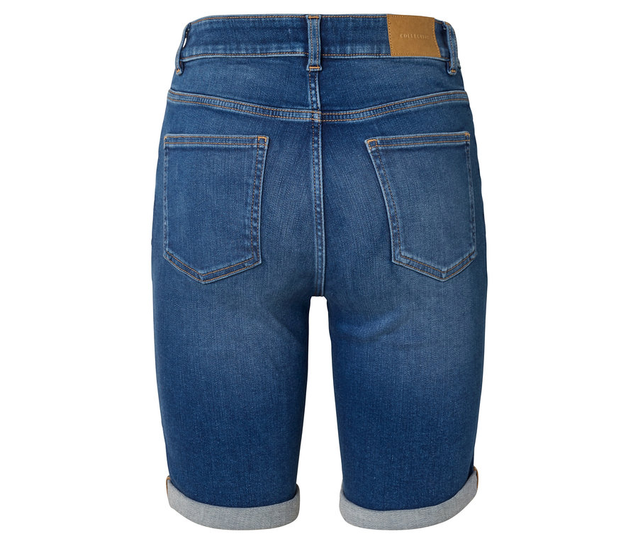 Nahaufnahme der Rückseite von blauen Jeans-Bermuda-Shorts mit hochgekrempeltem Saum.