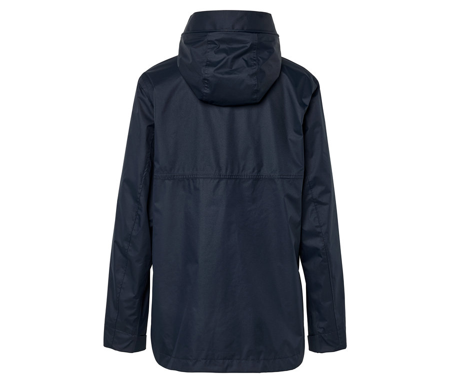 Dunkelblaue Regenjacke mit Kapuze, von hinten fotografiert.