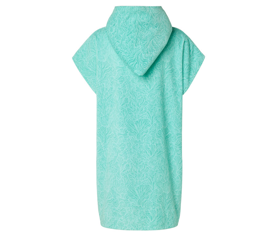 Hinten ist ein türkisfarbener Poncho mit Kapuze und einem helleren Muster aus gewundenen Linien zu sehen.