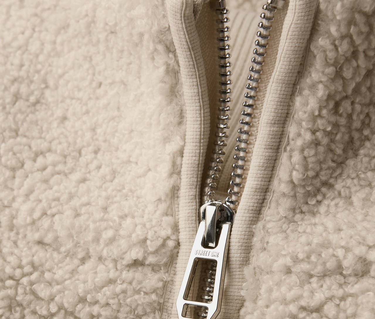 Nahaufnahme einer Street One Teddyweste mit Reißverschluss.