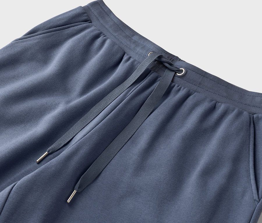 Nahaufnahme einer blauen Jogginghose mit Kordelzug.