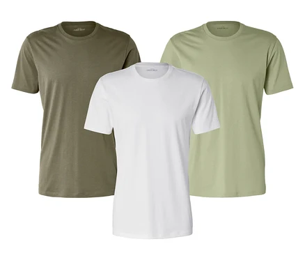 Drei T-Shirts in Olivgrün, Weiß und Hellgrün liegen nebeneinander vor einem weißen Hintergrund.
