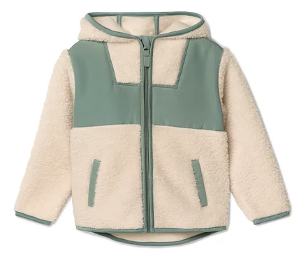 Eine Jacke mit Kapuze in Creme und Grün liegt auf einem weißen Hintergrund.