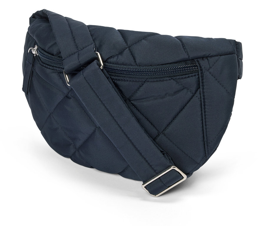 Nahaufnahme einer marineblauen, gesteppten Bauchtasche mit silbernen Reißverschlüssen und verstellbarem Riemen auf einem weißen Hintergrund.