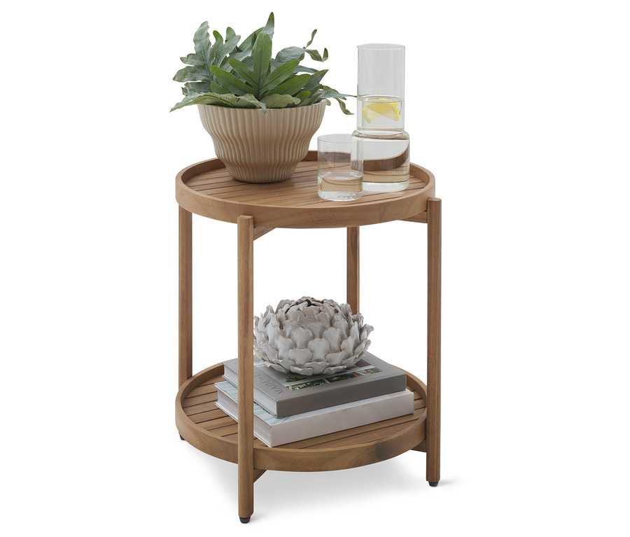 Zweistöckiger Beistelltisch aus Holz mit Pflanze, Getränken und Dekor.