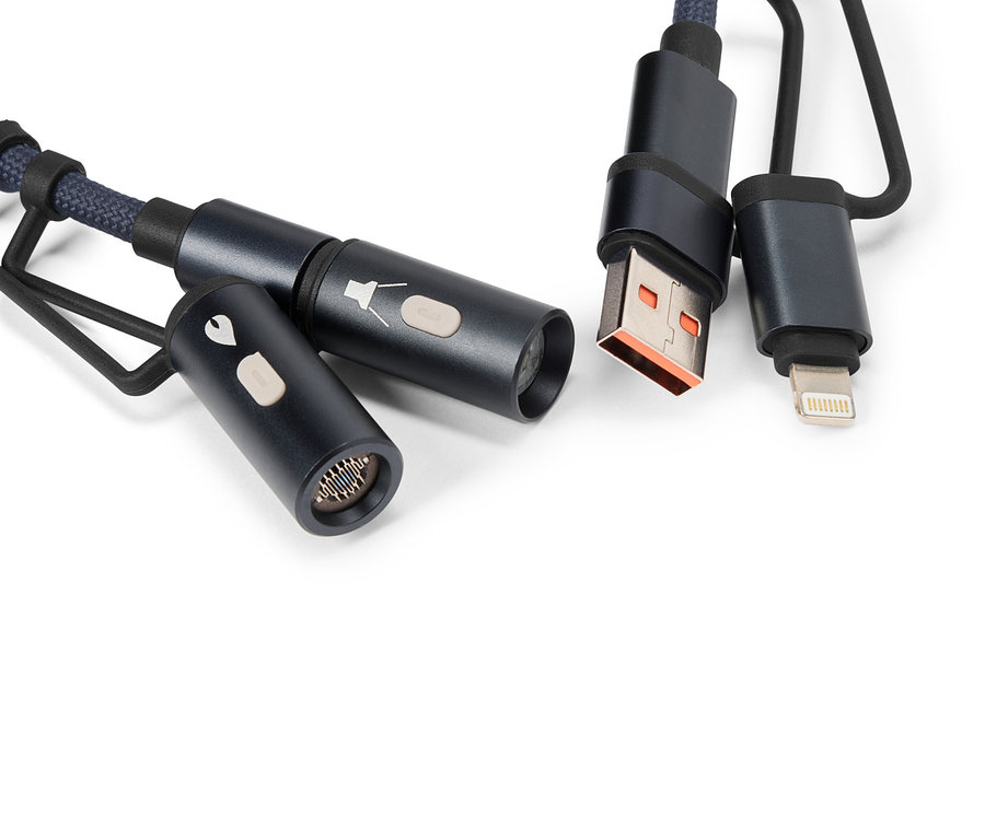 Nahaufnahme eines blauen USB-Kabels mit USB-, iPhone- und Mikrophon-Anschlüssen auf weißem Grund.