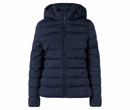 Eine marineblaue, gesteppte Daunenjacke mit Kapuze und Reißverschluss ist vor einem weißen Hintergrund zu sehen.