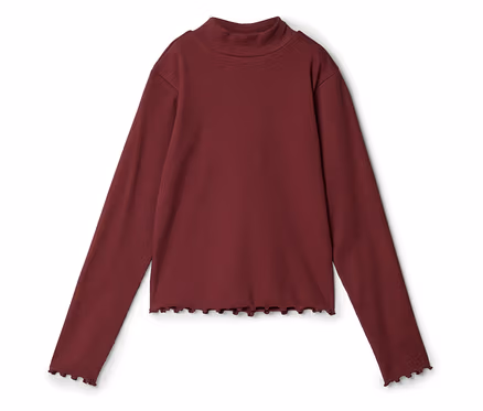 Ein burgunderrotes, geripptes Langarmshirt mit Stehkragen und gewelltem Saum liegt auf einem weißen Hintergrund.