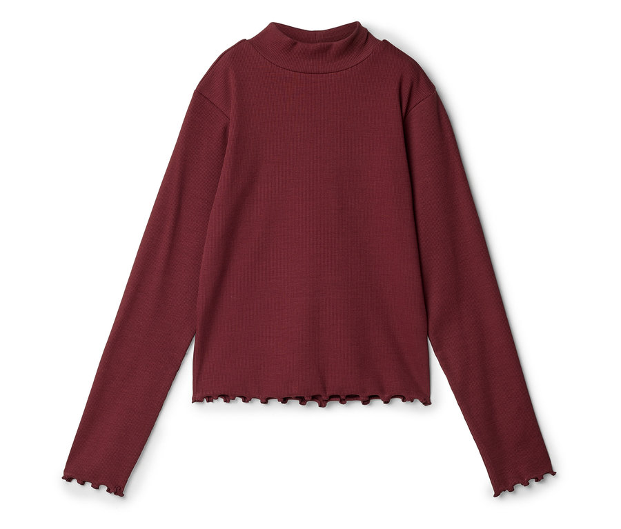 Ein burgunderrotes, geripptes Langarmshirt mit Stehkragen und gewelltem Saum liegt auf einem weißen Hintergrund.