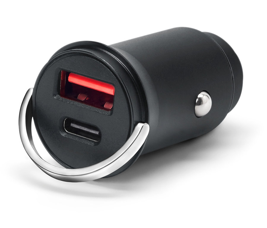 Schwarzer USB-Ladestecker mit zwei Anschlüssen und einem silbernen Ring auf einem weißen Hintergrund.