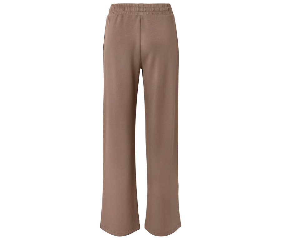 Braune, locker sitzende Hose mit elastischem Bund, von hinten fotografiert.