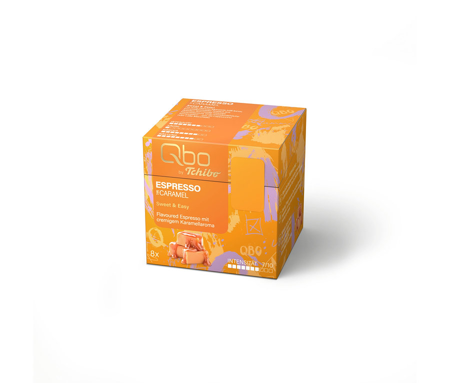 Eine orangefarbene Qbo Espresso Caramel Kapselbox von Tchibo mit Karamell-Abbildung.