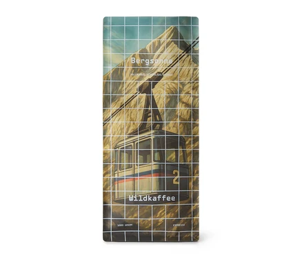 Eine Packung Wildkaffee - Bergsonne Espresso - 1 kg Ganze Bohne mit einer Zeichnung einer Gondel vor einem Berg.