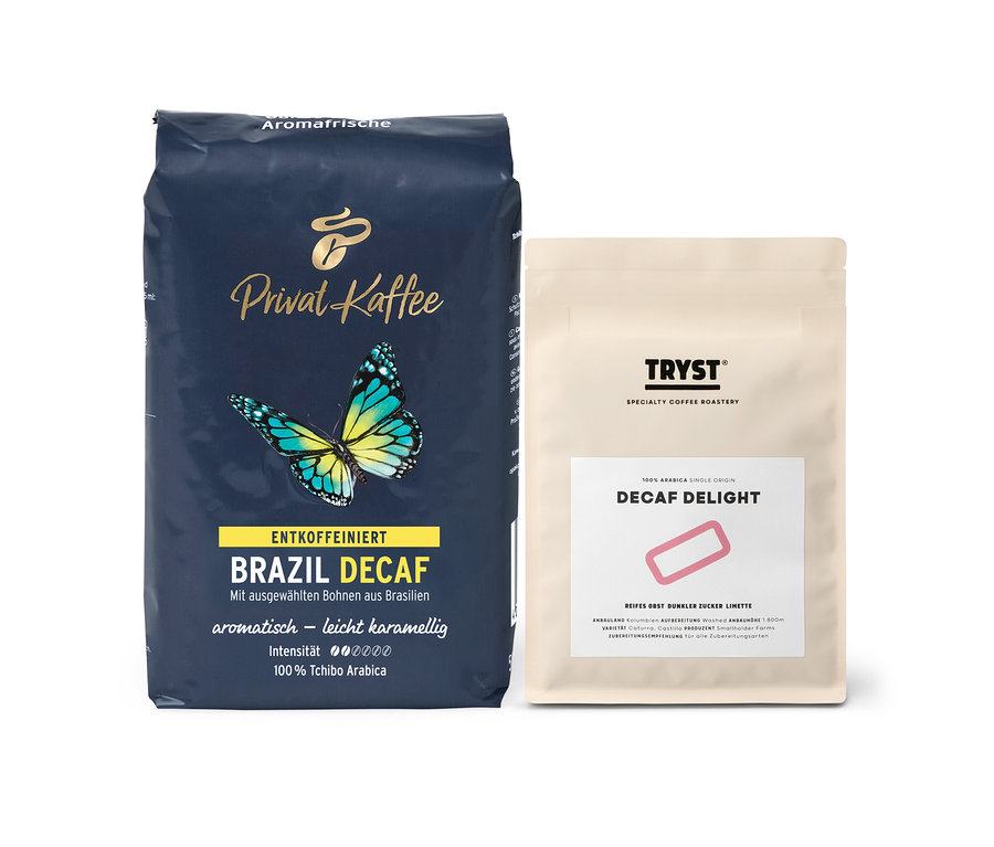 Zwei Kaffeepackungen: Links blaue Packung „Privat Kaffee Brazil Decaf“, rechts helle Packung „Tryst Decaf Delight“.
