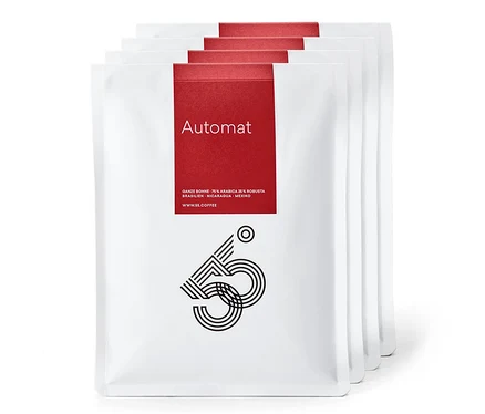 Vier weiße Packungen 55 Degrees - Automat Caffè Crema - 4x 1 kg Ganze Bohne Kaffee, hintereinander angeordnet.