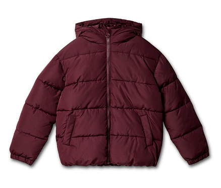 Dunkelrote Steppjacke mit Kapuze, durchgehendem Reißverschluss und zwei Vordertaschen.
