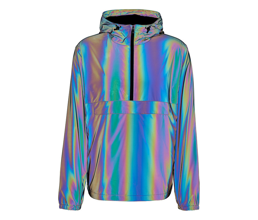 Holografische Kapuzenjacke mit halbem Reißverschluss und Bauchtasche, die in Regenbogenfarben schimmert.