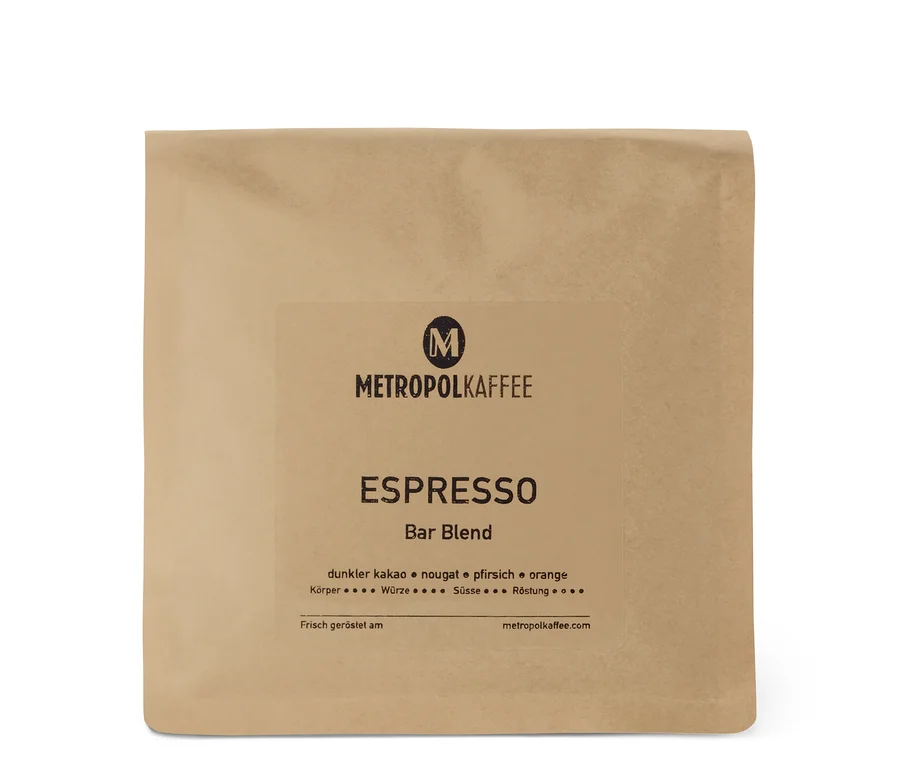 Eine Packung METROPOL KAFFEE - Espresso - 500 g Ganze Bohne. Braune Verpackung mit Aufschrift.