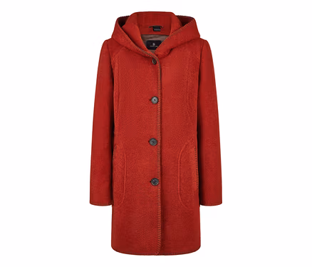 Roter Barbara Lebek Wollmantel mit Kapuze, drei dunklen Knöpfen und zwei geschwungenen Taschen.