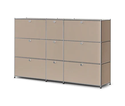 Helles, beiges, modulares Aufbewahrungsmöbel mit neun Fächern, jedes mit einem silbernen Griff, umrahmt von silbernem Metall und auf schwarzen Füßen stehend.