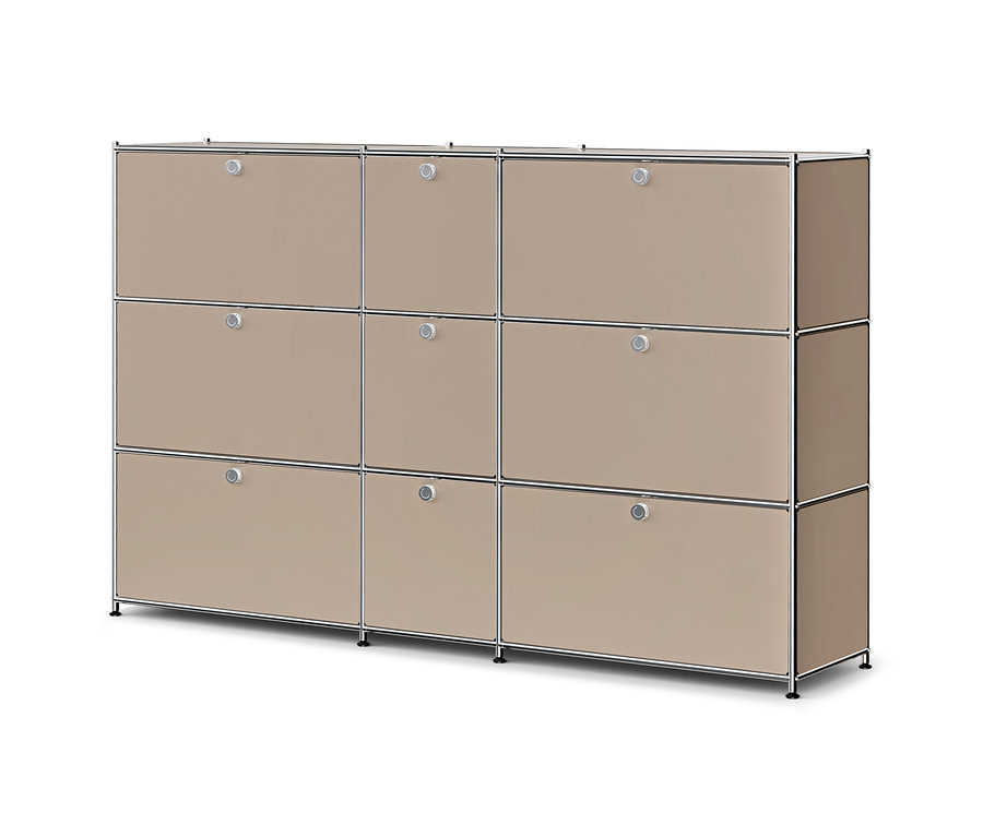 Helles, beiges, modulares Aufbewahrungsmöbel mit neun Fächern, jedes mit einem silbernen Griff, umrahmt von silbernem Metall und auf schwarzen Füßen stehend.