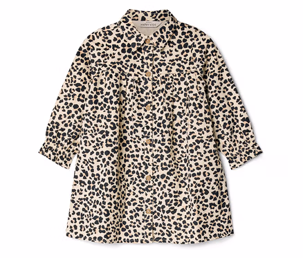 Ein beiges Kinderhemdkleid mit schwarzem Leopardenmuster, Kragen, durchgehender Knopfleiste und gerafften langen Ärmeln.