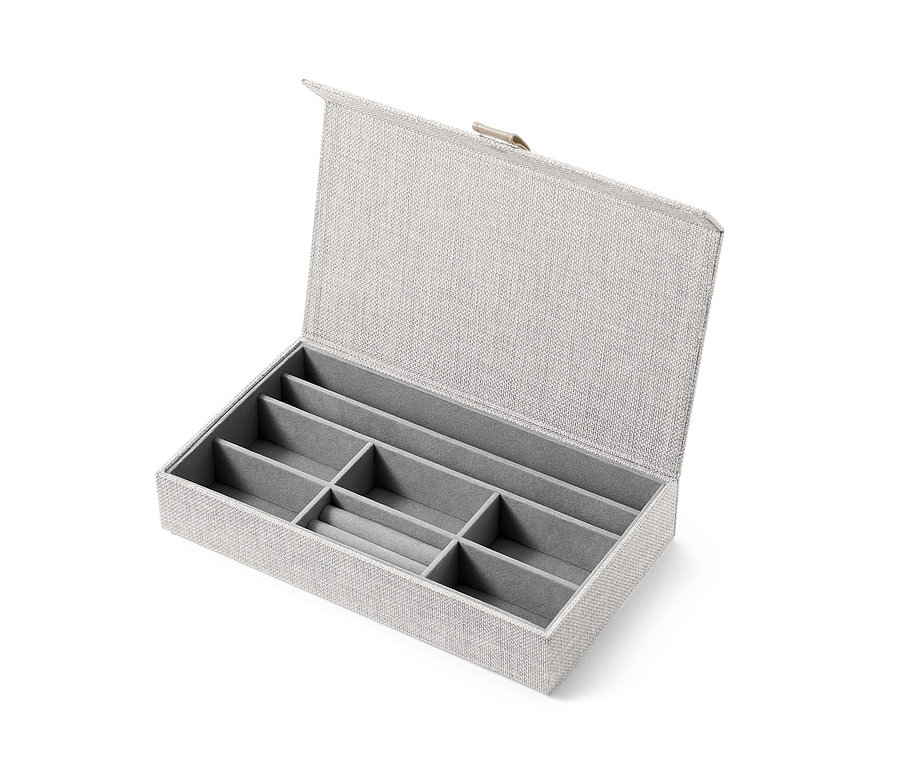 Geöffnete Aufbewahrungsbox für Schmuck.