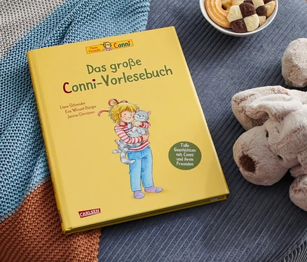 Auf einem blauen Hocker liegen das gelbe Buch »Das große Conni-Vorlesebuch«, ein Plüschhund, eine Schale Kekse und eine Strickdecke.