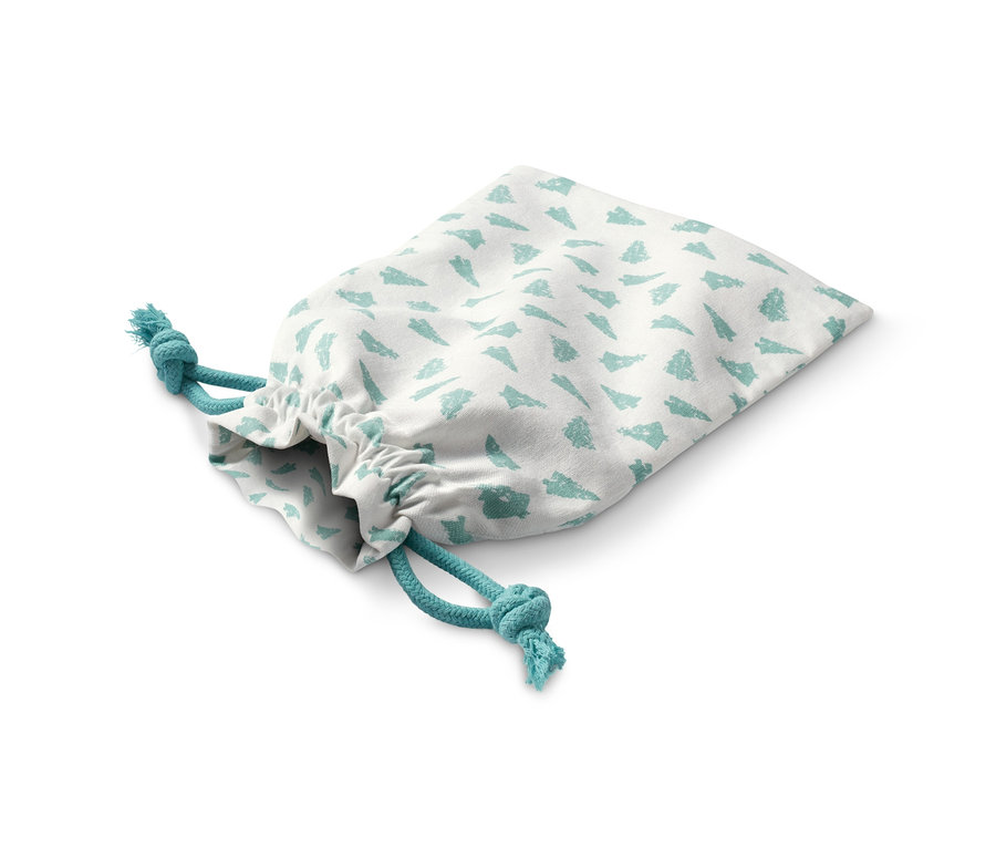 Ein weißer Geschenksack mit grünen geometrischen Mustern und Kordelzug.