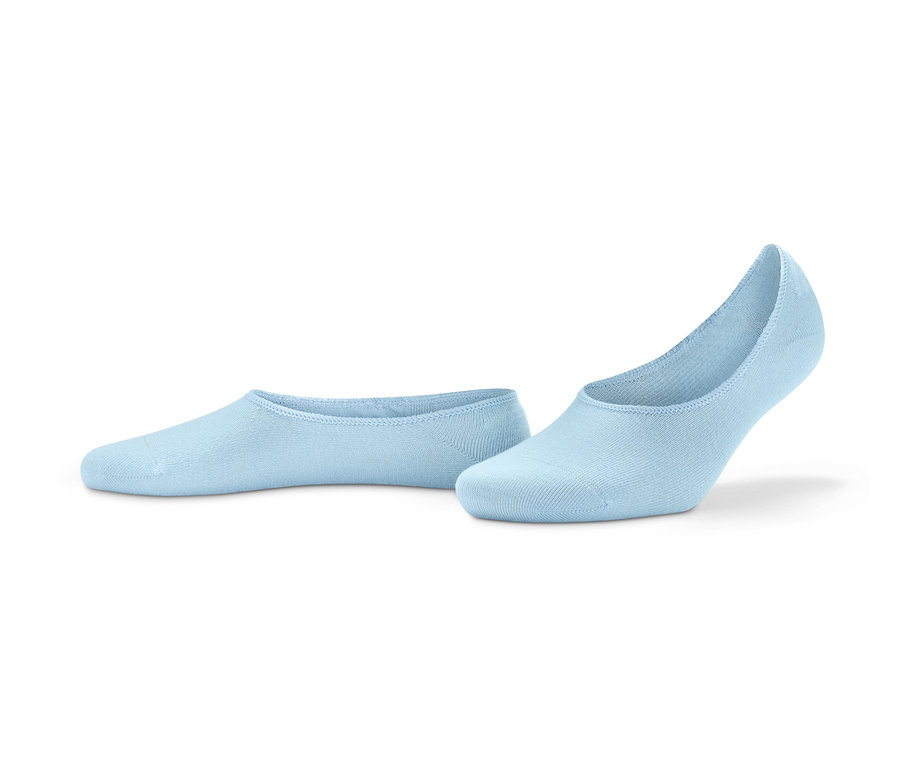 Zwei Paar Sneaker-Füßlinge liegen auf einer weißen Fläche.