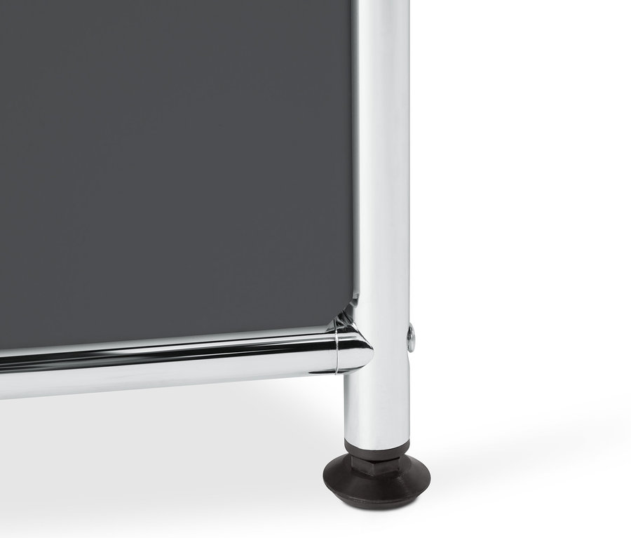 Detailansicht eines grauen Highboards Metall »CN3« mit 4 Klappenfächern.