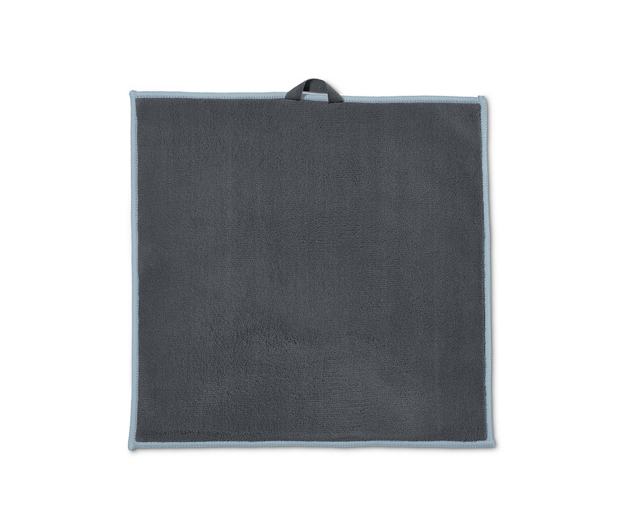 Ein graues Tuch aus dem Premium-Reinigungstuch-Set mit blauem Rand und Aufhängeschlaufe.