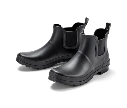 Zwei Paar schwarze Regen-Chelseaboots.