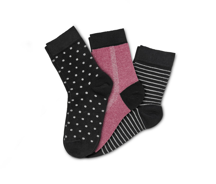 Drei Paar Socken liegen auf einem weißen Hintergrund.