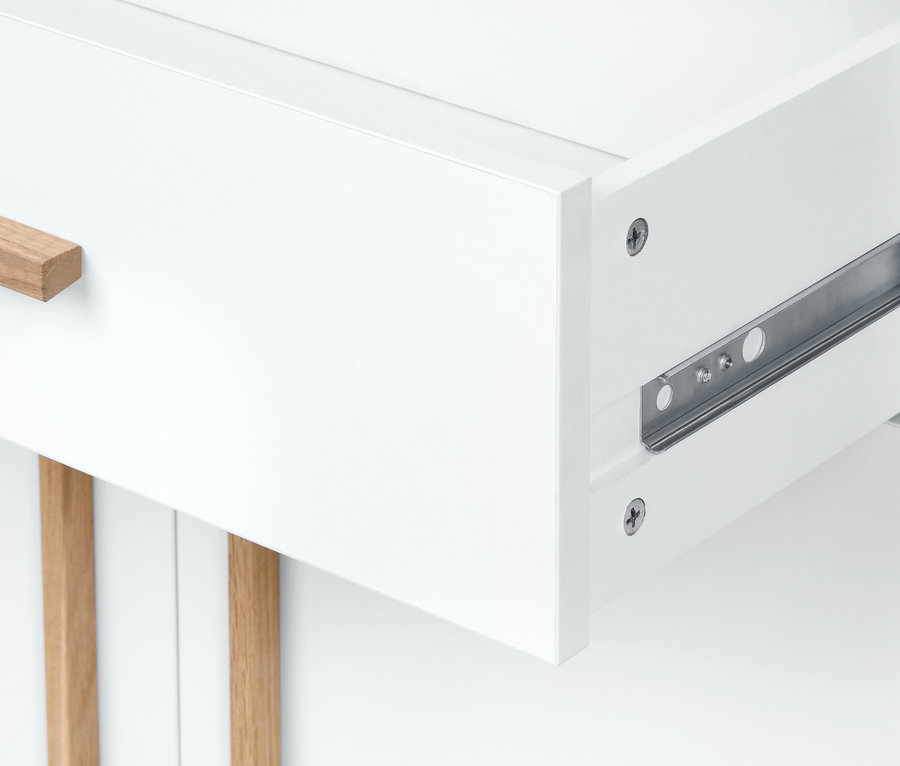 Detailaufnahme einer offenen Schublade des weißen Bad-Sideboards »Eklund«.