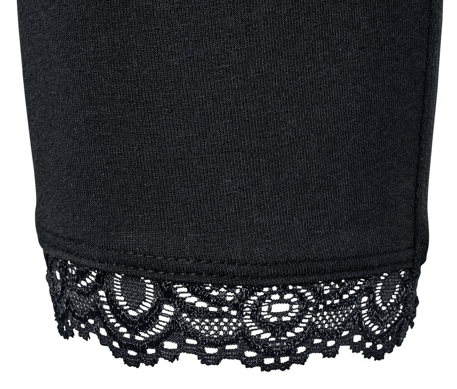 Detailaufnahme einer schwarzen 3/4-Leggings mit Spitzenborte.