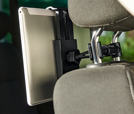 Tablet an Auto-Tablethalterung befestigt, die an der Kopfstütze des Sitzes befestigt ist.