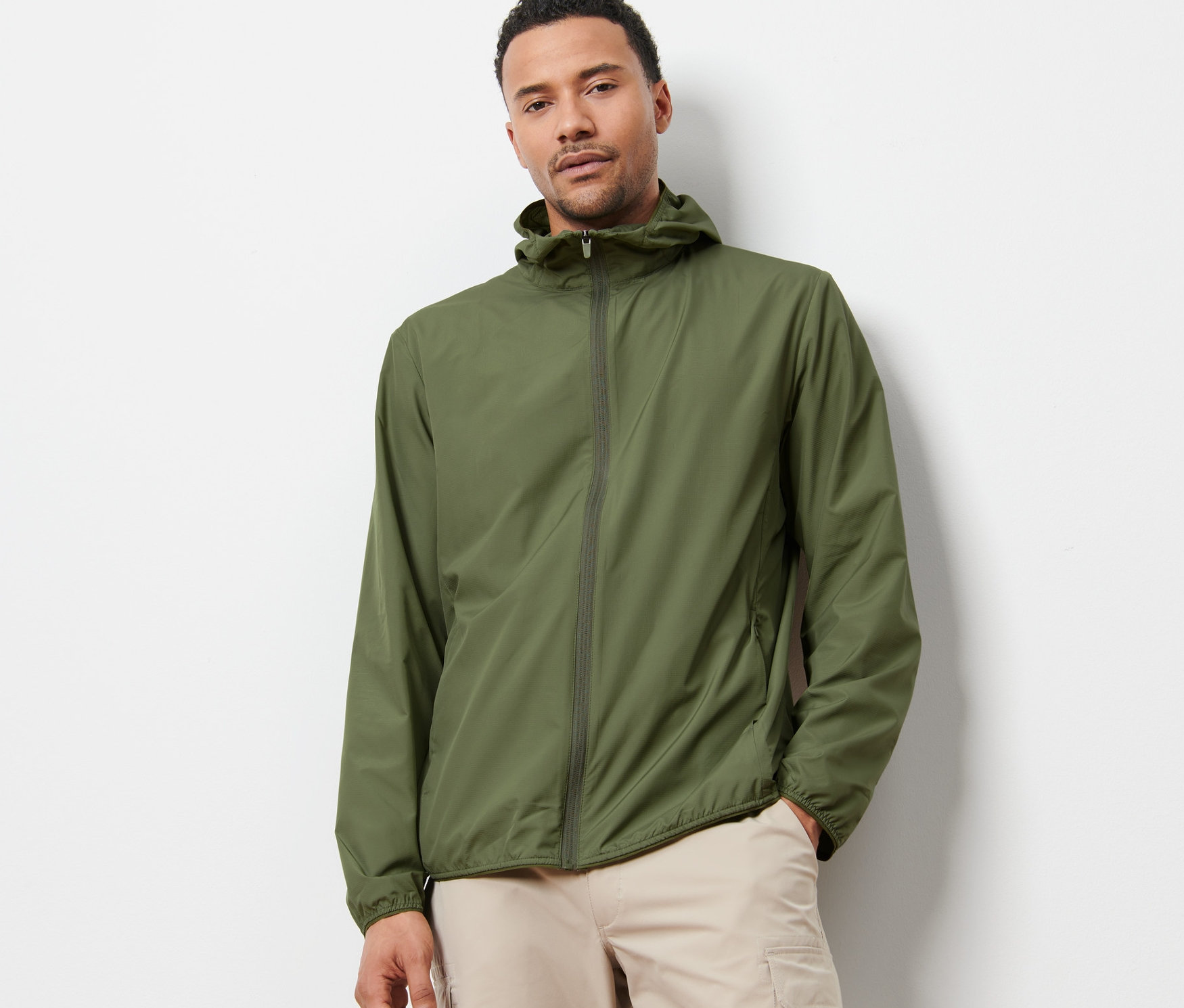 Mann trägt eine Light-Weight-Funktionsjacke.