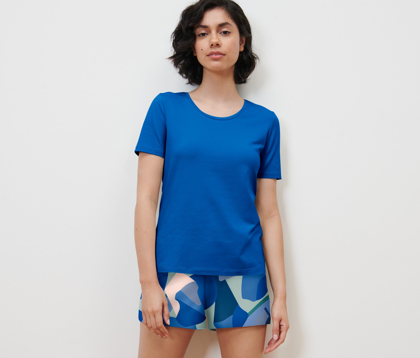 Frau trägt einen Shorty-Pyjama.