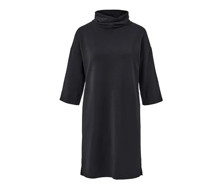 Ein schwarzes Sweatkleid aus Modal-Mix mit Stehkragen und Dreiviertelärmeln.