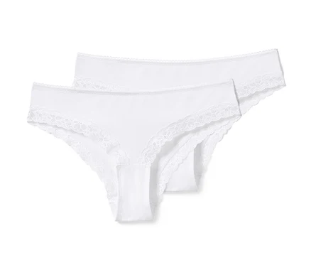 Zwei weiße Brazilslips mit Spitze.